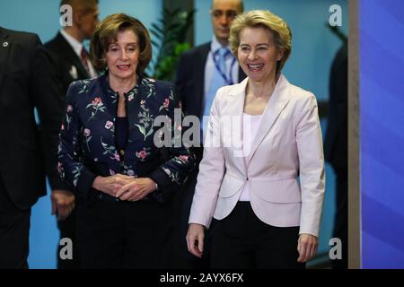 Brüssel, Belgien. Februar 2020. Die Präsidentin der Europäischen Kommission, Ursula Von der Leyen (R), begrüßt die Sprecherin des US-Parlaments Nancy Pelosi, da diese die EU-Zentrale in Brüssel, Belgien, am 17. Februar 2020 besucht. Credit: Zhang Cheng/Xinhua/Alamy Live News Stockfoto