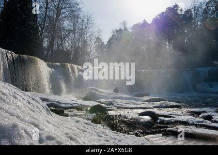 Winterschneelandschaften, gefrorener Wasserfall und Eiszapfen. Kalte Winterzeit. Atemberaubende Eiszapfen mit tiefgefrorenen Wasserfällen am Wintertag. Stockfoto