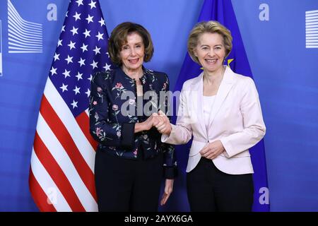 Brüssel, Belgien. Februar 2020. Die Präsidentin der Europäischen Kommission, Ursula Von der Leyen (R), schüttelt die Hände mit der Sprecherin des US-Hauses Nancy Pelosi, da diese den EU-Hauptsitz in Brüssel, Belgien, am 17. Februar 2020 besucht. Credit: Zhang Cheng/Xinhua/Alamy Live News Stockfoto