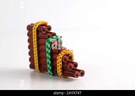 Panflöte isoliert auf weißem Hintergrund. Bild enthält Kopierbereich Stockfoto