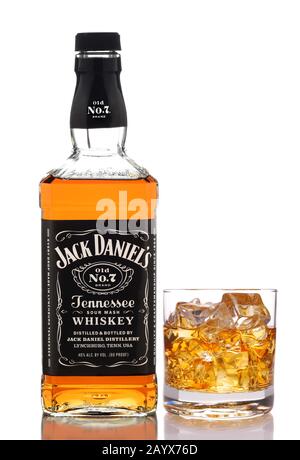 Irvine, KALIFORNIEN - DEC 28, 2018: Eine Flasche Jack Daniels Tennessee Whiskey mit Glas aus Lynchburg, Tennessee, ist der meistverkaufte amerikanische Whis Stockfoto