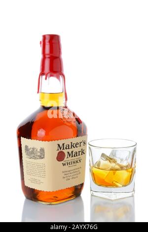 Irvine, CA - 15. JANUAR 2015: Eine Flasche Mark Whiskey des Herstellers und ein Glas. Maker's Mark wurde 1958 erstmals in Flaschen abgefüllt und zeigte die Marke disti Stockfoto