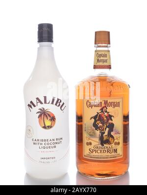Irvine, KALIFORNIEN - 13. JANUAR 2017: Malibu und Kapitän Morgan Spiced Rum. Zwei der beliebtesten aromatisierten Rums der Welt. Stockfoto