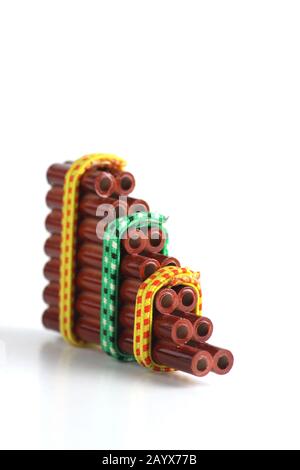 Panflöte isoliert auf weißem Hintergrund. Bild enthält Kopierbereich Stockfoto