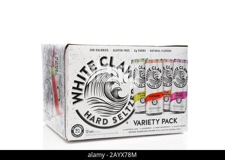 Irvine, KALIFORNIEN - 03 DEC 2019: Ein 12-er Packung White Claw Hard Seltzer auf weiß mit Reflexion. Stockfoto