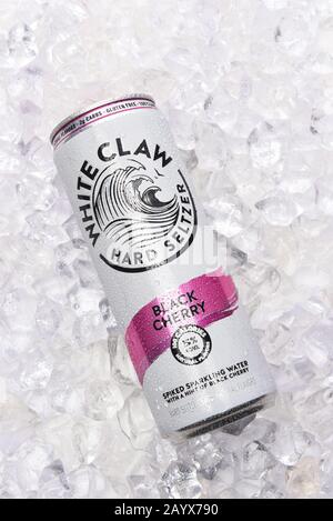 Irvine, KALIFORNIEN - 03 DEC 2019: A CAN of White Claw Hard Seltzer Black Cherry Flavor on ICE. Stockfoto