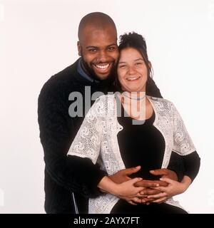 Gemischtes Rassenpaar, Frau ist schwanger Stockfoto