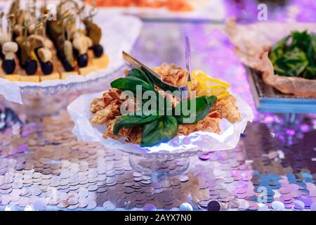 Großartige, attraktive Vorhänge mit Gemüse, Käse, Obst, Beeren, Salami, Fisch und Meeresfrüchten, Fleisch und Dekoration auf der Hochzeit Stockfoto