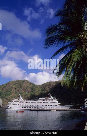 Kreuzfahrtschiff Americana (ehemalige Yorktown Clipper) dockte in Soufrière, einer Stadt an der Westküste der karibischen Insel Saint Lucia. Stockfoto