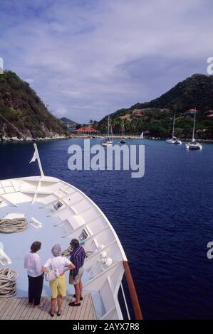 Kreuzfahrtschiff Americana (ehemalige Yorktown Clipper) mit Touristen im Bogen auf der karibischen Insel Isle des Saintes auf den französischen Antillen. Stockfoto