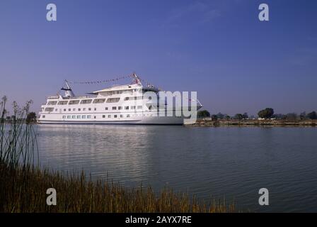 Kreuzfahrtschiff Americana (ehemaliger Yorktown Clipper) am Napa River in Kalifornien, Vereinigte Staaten von Amerika. Stockfoto