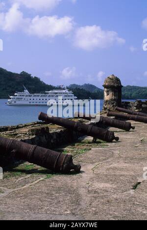 Kreuzfahrtschiff Americana (ehemalige Yorktown Clipper) vor Anker vor der Festung Portobelo, die zum UNESCO-Weltkulturerbe in der Provinz Colón, Panam gehört Stockfoto