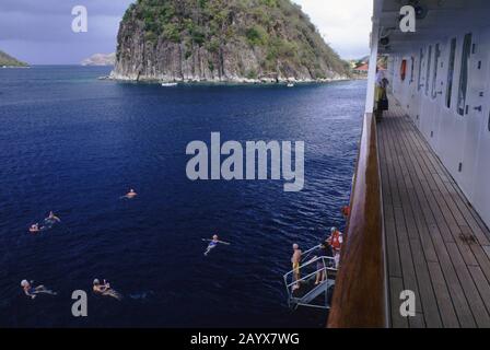 Kreuzfahrtschiff Americana (ehemalige Yorktown Clipper) vor Anker mit Touristen Schnorcheln auf der karibischen Insel Insel Insel des Saintes auf den französischen Antillen. Stockfoto