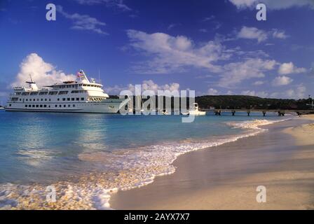 Kreuzfahrtschiff Americana (ehemalige Yorktown Clipper) dockte in Anguilla mit einem weißen Sandstrand im Vordergrund. Stockfoto