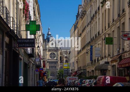 Kirche am Ende einer Pariser Straße Stockfoto