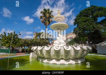 Der Delfinbrunnen auf dem Trafalgar oder der Nationalheldenplatz in Bridgetown, der Hauptstadt von Barbados, einer Insel in der Karibik. Stockfoto