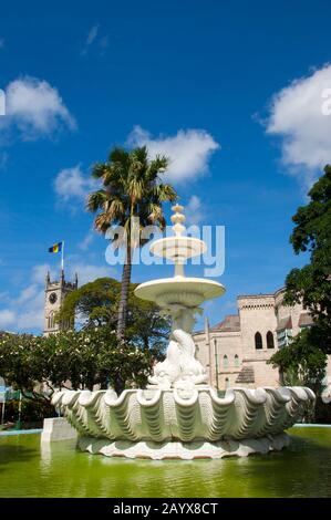 Der Delfinbrunnen auf dem Trafalgar oder der Nationalheldenplatz in Bridgetown, der Hauptstadt von Barbados, einer Insel in der Karibik. Stockfoto