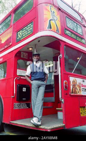 Busfahrer auf der Rückseite eines roten londoner routemaster Bus der Nummer 38. Stockfoto