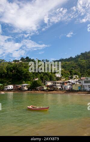 Blick auf Die Man of war Bay und das Fischerdorf Charleteville auf der karibischen Insel Tobago. Stockfoto