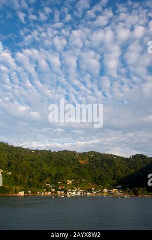 Blick auf Die Man of war Bay und das Fischerdorf Charleteville auf der karibischen Insel Tobago. Stockfoto