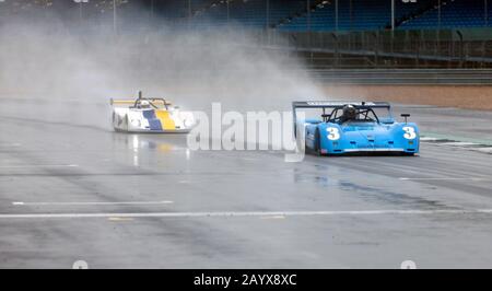 Michiel Campagne in a Blue, März 717, führt von Kevin Cooke in seinem 1975, White, March 75S, im Regen, während des HSCC Thundersport-Rennens Stockfoto