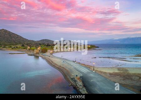 Luftaufnahme der alten Windmühlen und des Kanals in der Nähe des berühmten Sommerresorts Elounda, Ostkreta, Griechenland Stockfoto