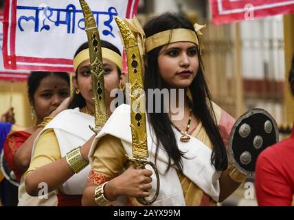 Guwahati, Assam, Indien. Februar 2020. Studenten der Cotton University nehmen im Rahmen Der Hochschulwoche 2020 an einem Kulturzug Teil. Credit: David Talukdar/ZUMA Wire/Alamy Live News Stockfoto