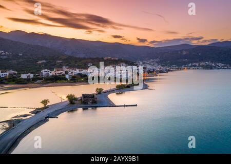 Luftaufnahme der alten Windmühlen und des Kanals in der Nähe des berühmten Sommerresorts Elounda, Ostkreta, Griechenland Stockfoto