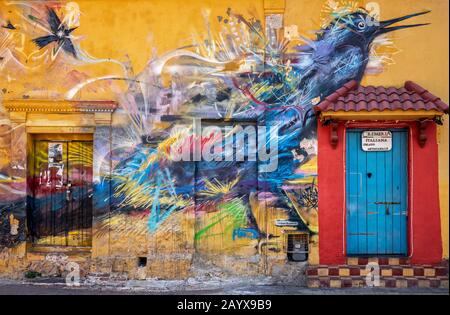 Cartagena, Kolumbien - 23. Januar 2020: Graffiti-Wandbild eines Vogels auf einem Haus auf dem Hauptplatz der Heiligen Dreifaltigkeit (Plaza Trinidad) in Getsemani in Cartagena Stockfoto