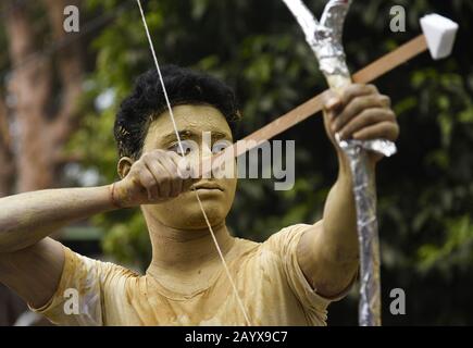 Guwahati, Assam, Indien. Februar 2020. Studenten der Cotton University nehmen im Rahmen Der Hochschulwoche 2020 an einem Kulturzug Teil. Credit: David Talukdar/ZUMA Wire/Alamy Live News Stockfoto