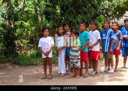 Schulkinder im Dorf Puerto Rico entlang des Ucayali-Flusses im peruanischen Amazonas-Flussbecken in der Nähe von Iquitos. Stockfoto