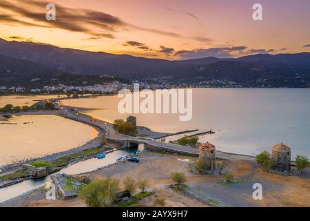 Luftaufnahme der alten Windmühlen und des Kanals in der Nähe des berühmten Sommerresorts Elounda, Ostkreta, Griechenland Stockfoto