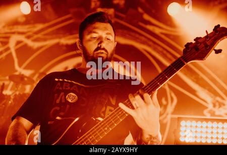 Kopenhagen, Dänemark. Februar 2020. Die australische Deathcore-Band Thy Art Is Murder führt ein Live-Konzert im Amager Bio in Kopenhagen durch. Hier ist der Bassist Kevin Butler live auf der Bühne zu sehen. (Foto Credit: Gonzales Foto/Alamy Live News Stockfoto