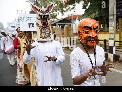 Guwahati, Assam, Indien. Februar 2020. Studenten der Cotton University nehmen im Rahmen Der Hochschulwoche 2020 an einem Kulturzug Teil. Credit: David Talukdar/ZUMA Wire/Alamy Live News Stockfoto