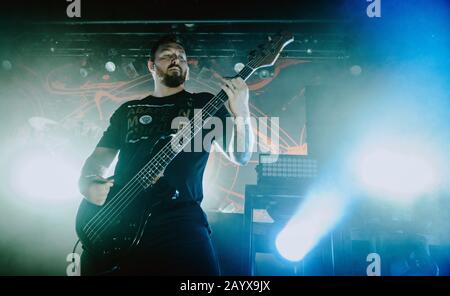 Kopenhagen, Dänemark. Februar 2020. Die australische Deathcore-Band Thy Art Is Murder führt ein Live-Konzert im Amager Bio in Kopenhagen durch. Hier ist der Bassist Kevin Butler live auf der Bühne zu sehen. (Foto Credit: Gonzales Foto/Alamy Live News Stockfoto