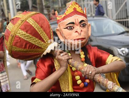 Guwahati, Assam, Indien. Februar 2020. Studenten der Cotton University nehmen im Rahmen Der Hochschulwoche 2020 an einem Kulturzug Teil. Credit: David Talukdar/ZUMA Wire/Alamy Live News Stockfoto