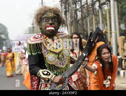 Guwahati, Assam, Indien. Februar 2020. Studenten der Cotton University nehmen im Rahmen Der Hochschulwoche 2020 an einem Kulturzug Teil. Credit: David Talukdar/ZUMA Wire/Alamy Live News Stockfoto