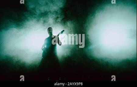 Kopenhagen, Dänemark. Februar 2020. Die australische Deathcore-Band Thy Art Is Murder führt ein Live-Konzert im Amager Bio in Kopenhagen durch. Hier ist Gitarrist Andy Marsh live auf der Bühne zu sehen. (Foto Credit: Gonzales Foto/Alamy Live News Stockfoto