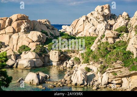 Klippen am Strand Cala Spinosa. Sardinien. Italien. Mittelmeer. Stockfoto