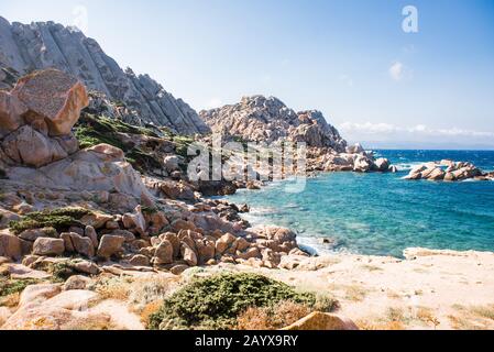 Bucht im Mittelmeer mit Rocks. Landschaft des Tals Des Mondes (Valle della Luna) Capo Testa, Sardinien, Italien. Stockfoto