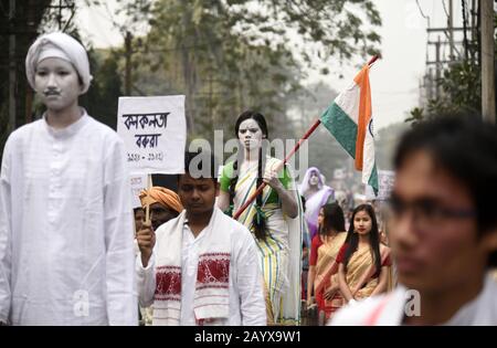 Guwahati, Assam, Indien. Februar 2020. Studenten der Cotton University nehmen im Rahmen Der Hochschulwoche 2020 an einem Kulturzug Teil. Credit: David Talukdar/ZUMA Wire/Alamy Live News Stockfoto