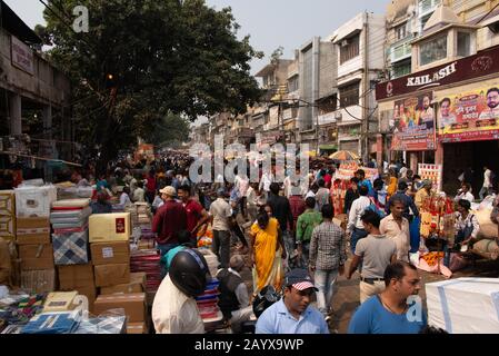 Händler machen sich auf den Weg durch die überfüllten Straßen des Marktes in Dehli, Indien. Stockfoto