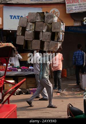 Händler machen sich auf den Weg durch die überfüllten Straßen des Marktes in Dehli, Indien. Stockfoto