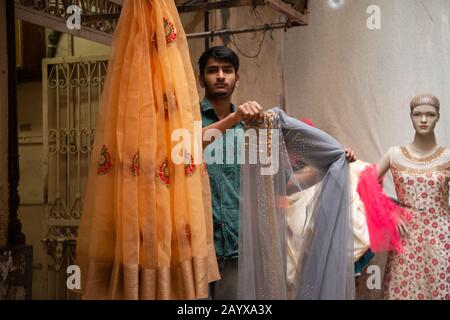 Händler machen sich auf den Weg durch die überfüllten Straßen des Marktes in Dehli, Indien. Stockfoto