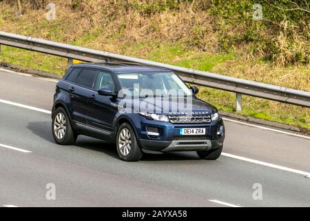 2014 Blue Land Rover Range Rover Evoque Pure T; UK Fahrzeugverkehr, Transport, moderne Fahrzeuge, Salonwagen, Fahrzeuge, Fahrzeug, britische Straßen, Motoren, fahrend in südlicher Richtung auf der 3-spurigen Autobahn M61 Stockfoto