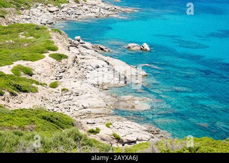 Klares, Fantastisches, Azurfarbenes Meerwasser mit Granite Rocks auf Sardinien. Italien. Stockfoto