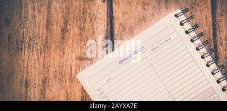 Aufgabencheckliste im Projektmanagement-Konzept, Stift auf White Paper Notizblock mit handschriftlicher Überschrift als Aufgabenliste und Zahlen auf Holztisch Writ Stockfoto