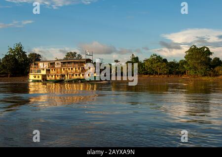 Kreuzfahrtschiff La Esmeralda am Amazonas-Fluss im peruanischen Amazonas-Flussbecken bei Iquitos. Stockfoto