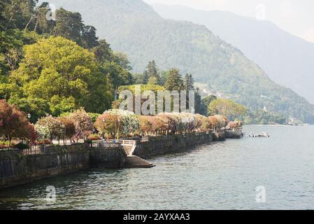 Bellagio Embankment am Comer See. Lombardei. Italien. Schöne Landschaft mit Bergen. Stockfoto