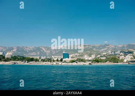 Die Südküste der Krim. Blick vom Schwarzen Meer. Landschaft mit Hotels. Stockfoto